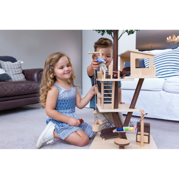 Houten huis met kleine poppen en meubels